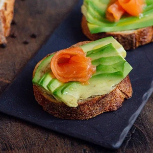 Брускетта авокадо и форель