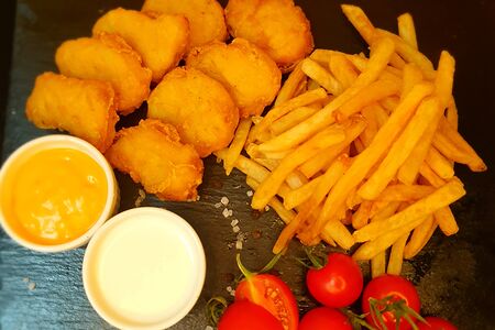 Наггетсы и картофель фри средний