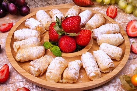 Рогалики с клубникой