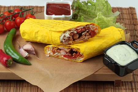 Шаурма Супергигант с курицей в сырном лаваше