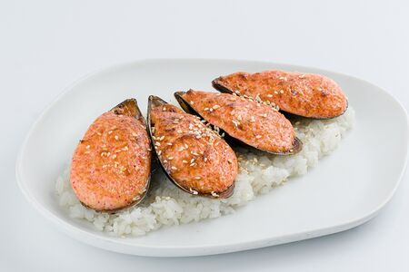 Запеченные мидии под сырным соусом 4 шт