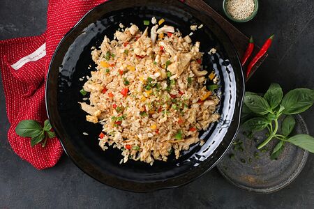 Жареный рис с курицей и овощами
