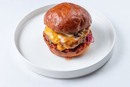Бургер с котлетой из мраморной говядины