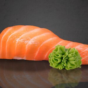 Суши с лососем