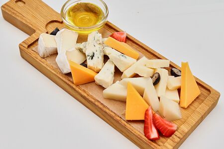 Коллекция сыров с медом и винoградом