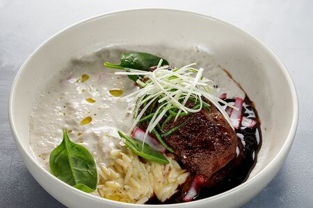 Телячьи щёчки с сырно-трюфельным муссом и орзо