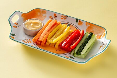 Овощные палочки с сырным соусом