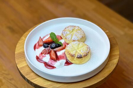 Сырники со сметаной и ягодами