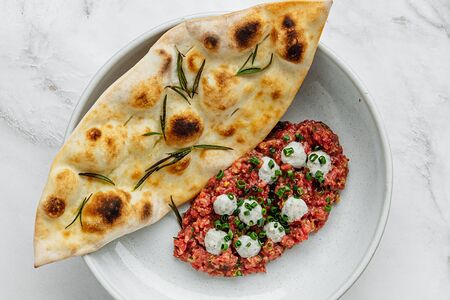 Тартар из телятины с лепешкой и трюфельным соусом