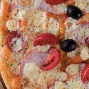 Պիցցա խոզապուխտով և սնկով