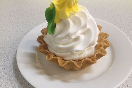 Корзинка с белковым кремом