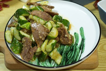 Холодная говядина с огурцом