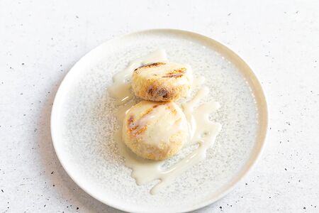 Сырники из рикотты со сгущенным молоком