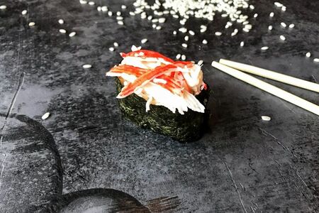 Гункан с крабом