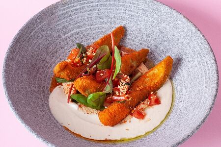 Хрустящий авокадо с хумусом и йогуртом из кешью