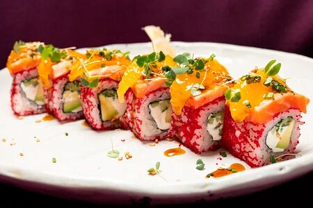 Ролл с опаленным лососем и апельсином