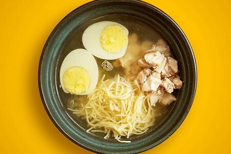 Куриный бульон с лапшой и яйцом