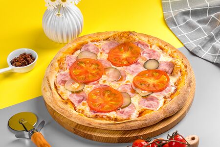 Пицца с ветчиной и помидорами