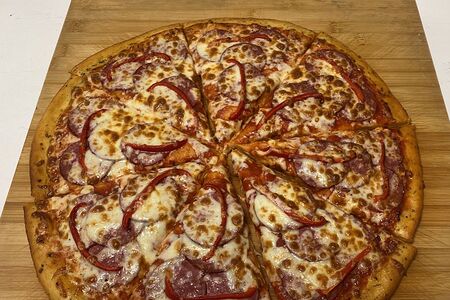 Пицца с пепперони 