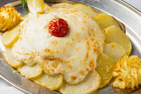 Судак, запеченный по-шаляпински с яйцом и грибами