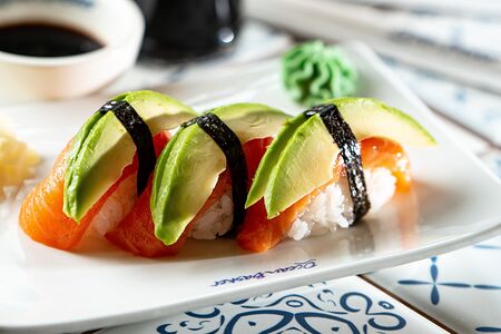 Суши Нигири лосось и авокадо