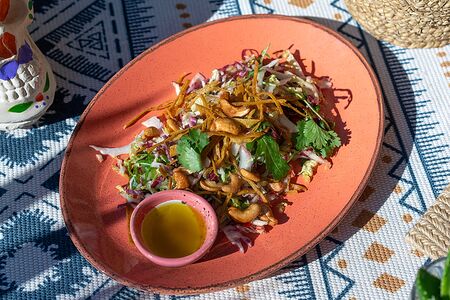 Хрустящий салат с курицей