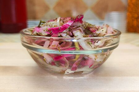 Лук маринованный