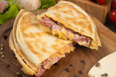 Пицца с колбасой закрытая