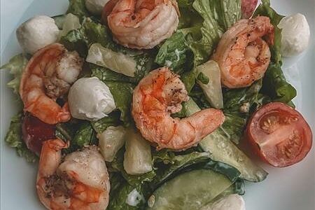 Салат с королевскими креветками и моцареллой