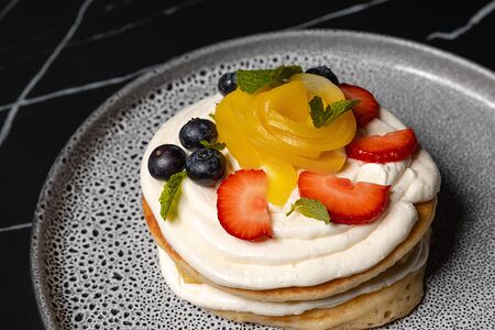 Панкейки с кленовым сиропом и ягодами