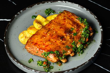 Свиные ребра с молодым картофелем