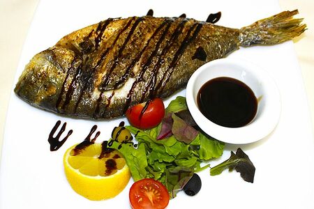 Дорадо на углях с соусом наршараб