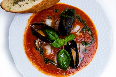 Суп из сладких итальянских томатов с тигровыми креветками