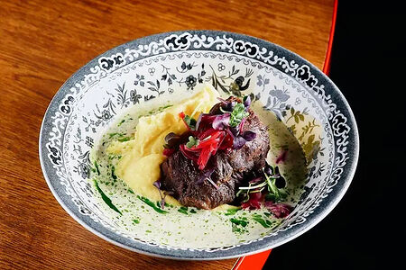 Говяжья щека с трюфельным пюре и соусом из кунжута