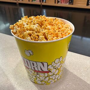 Микс сладкого и сырного попкорнов большой