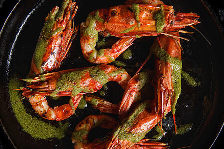 Красные креветки с зеленой сальсой