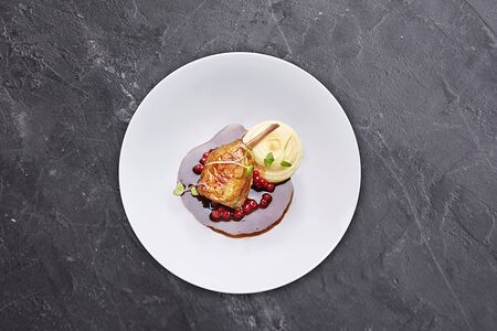 Утиная ножка конфи с картофельным пюре и бруснично-винным соусом