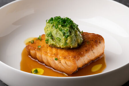 Лосось и толченый авокадо с васаби