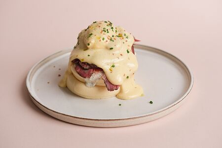 Пастрами из говядины на панкейке