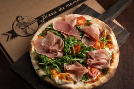Пицца Прошутто с рукколой и томатами черри