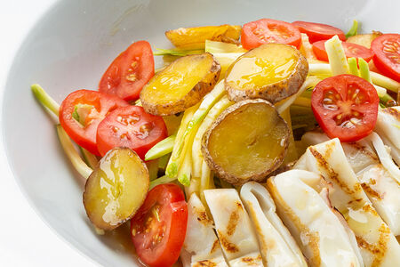 Кальмар с цукини в азиатском соусе с картофелем бэби