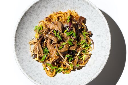 Удон с говядиной и перечным соусом