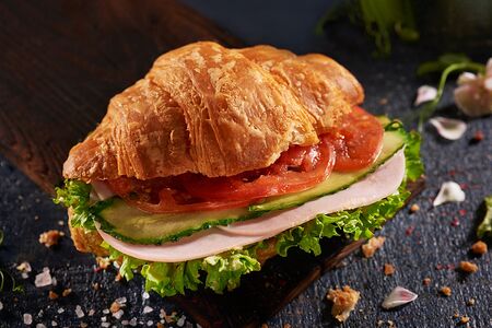 Круассан с ветчиной