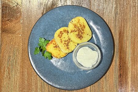 Печеный кнедлик со сметаной