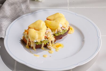 Бриошь с крабом и яйцом пашот