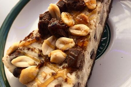 Чизкейк карамельный с арахисом