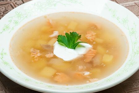 Уха из лосося и белой рыбы