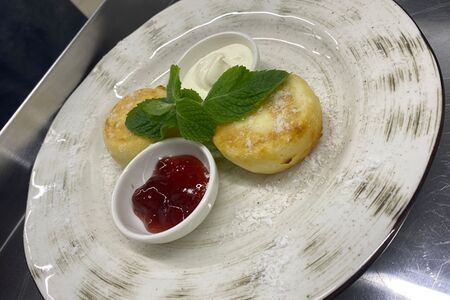 Сырники с клубничным джемом