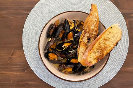 Мидии в сырном соусе с лепешкой