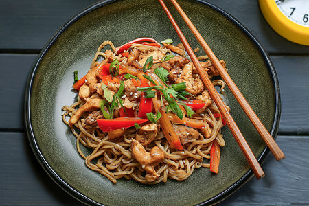 Wok с курицей и овощами